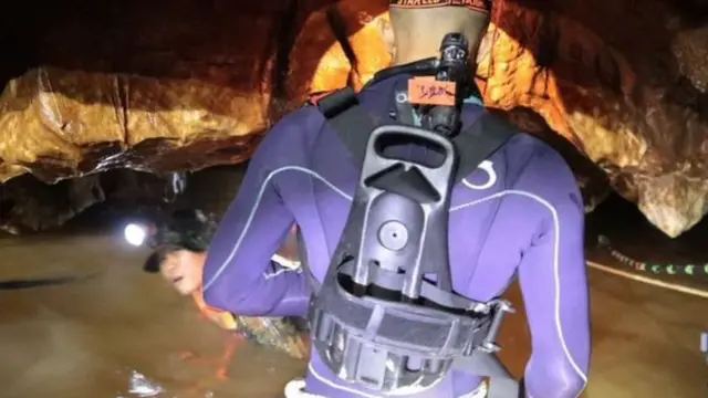 গুহার ভেতর থেকে কিশোরদের গ্রুপে গ্রুপে উদ্ধার করা হচ্ছে।