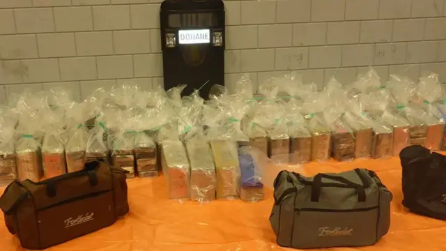 Agentes da alfândega exibem cocaína apreendida no porto de Roterdã
