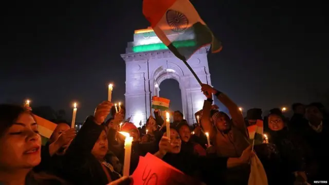 ਫੌਜੀਆਂ ਨੂੰ ਸ਼ਰਧਾਂਜਲੀ ਦਿੰਦੇ ਹੋਏ