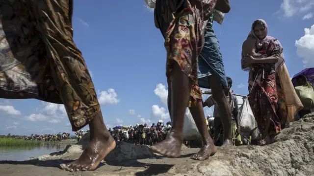 रोहिंग्या महिलाओं के पैर