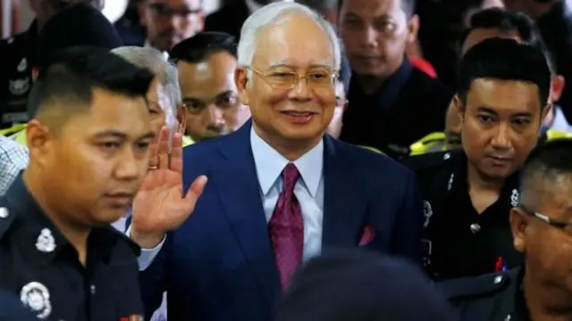 Mantan PM Najib Razak dikenai empat dakwaan dan dibebaskan dengan jaminan.