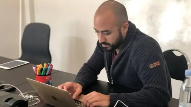 Маноло Обая на роботі