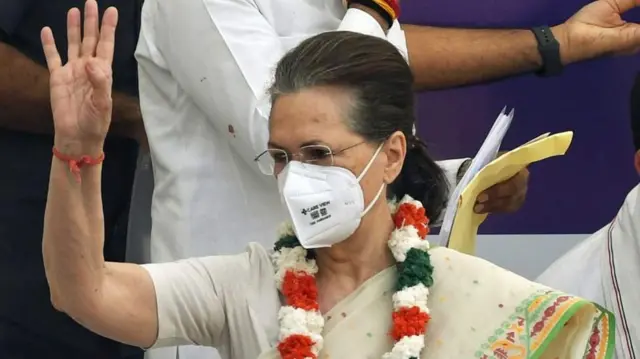 કૉંગ્રેસ અધ્યક્ષ સોનિયા ગાંધી કોરોના વાઇરસથી સંક્રમિત થયાં છે.