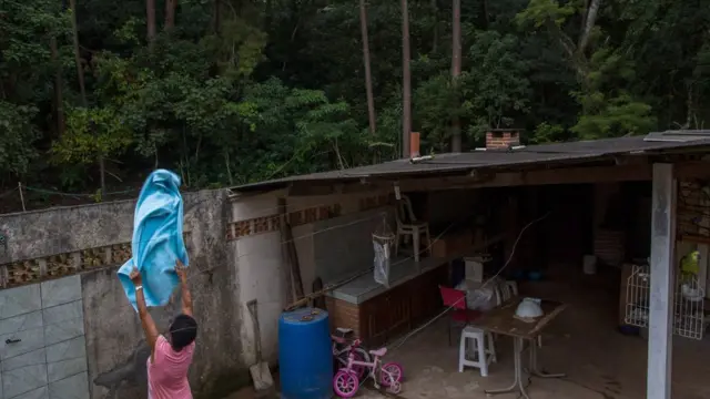 Mulher coloca roupa no varalsites de probabilidades no futebolcasa pertosites de probabilidades no futebolmata