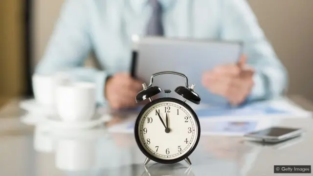 شخص يطالع أحد الملفات