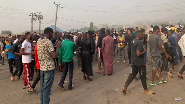 Adekunle Ajasin University studnet hold peace protest afta trailer accident happun for di school on Thursday