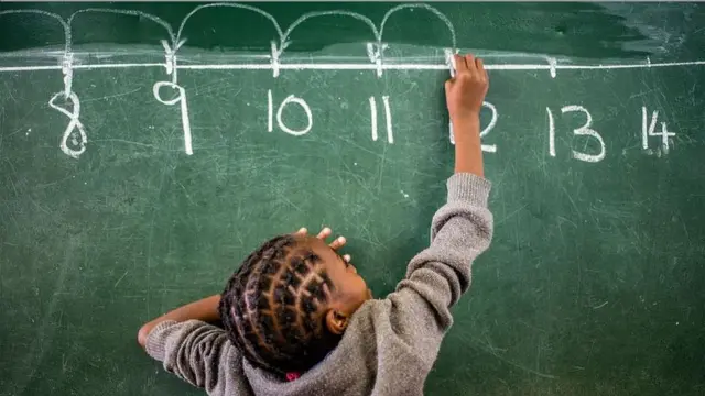 Pikin wey dey solve maths for board