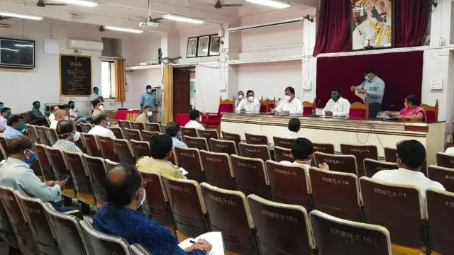 सोलापुरातील बैठकीत पालकमंत्री भरणे व संबंधित अधिकारी आणि लोकप्रतिनिध