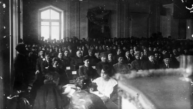 AXC parlamentinin iclasından foto. Birinci sırada ADR-in Milli Şurasının sədri Məmməd Əmin Rəsulzadə əyləşib.