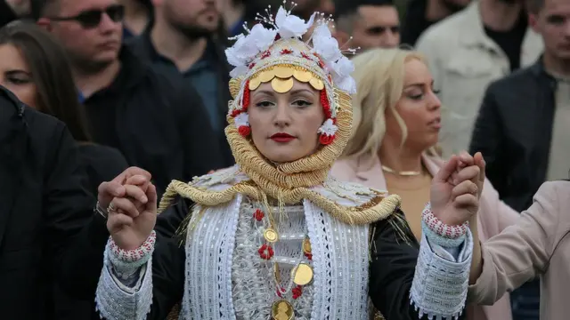 Tokom poslednjih decenija goranska nošnja na Kosovu je doživela transformaciju pa tako njeni elementi danas znatno odstupaju od tradicionalnih. Ima i regionalnih varijacija, pa se tako nošnja iz pojedinih delova Gore međusobno razlikuje.