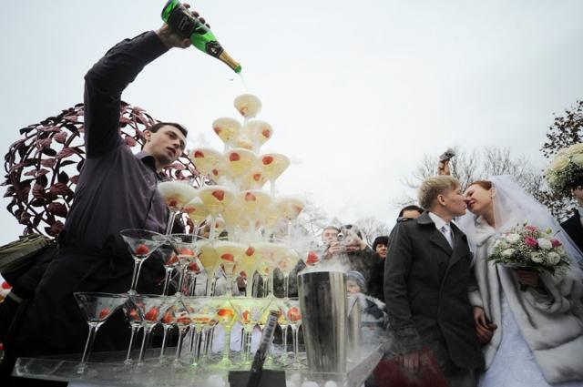 Санкт-Петербург. Молодожены пьют шампанское на Аллее любви, которая открылась в Опочининском саду на Васильевском острове (архивное фото)