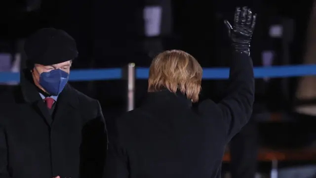 Angela Merkel de espaldas se despide