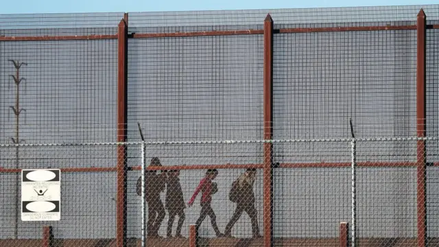 Migrantes caminan por una zona de la frontera entre EE.UU. y México en la ciudad de El Paso.