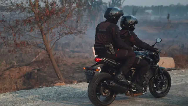 Polisi mengawal kedatangan Presiden Joko Widodo di lahan gambut di Banjar Baru, Kalimantan Selatan, 23 September 2015.