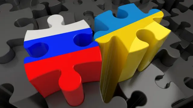 Pieza de puzzle con los colores de las banderas rusas y ucranianas