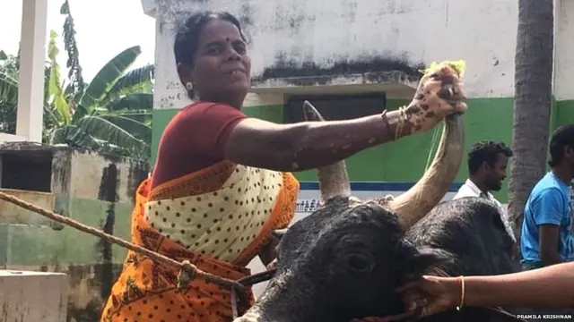 सेल्वरानी या दररोज रामूची वैयक्तिक काळजी घेतात.