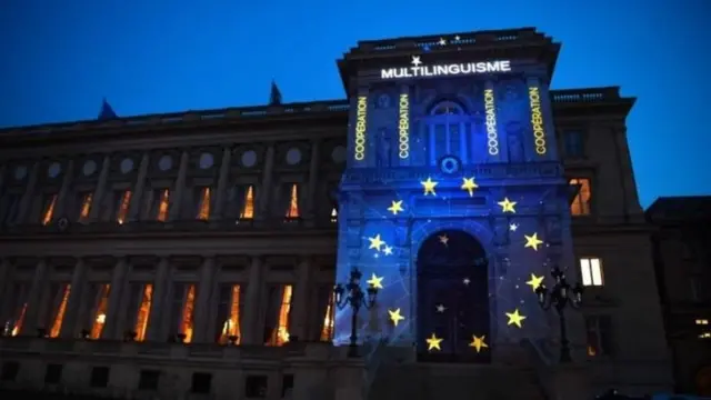 法国外交部点亮欧盟旗颜色以示庆祝