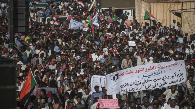 مخالفان با ادامه دادن اعتراض‌های خیابانی در تلاشند تا ارتش را به عقب‌نشینی وادار کنند