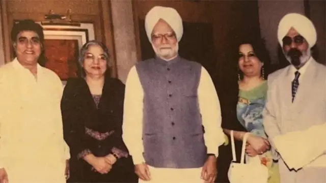 ਜਗਜੀਤ ਸਿੰਘ ਸਾਬਕਾ ਪ੍ਰਧਾਨ ਮੰਤਰੀ ਡਾ਼ ਮਨਮੋਹਨ ਸਿੰਘ ਅਤੇ ਉਨ੍ਹਾਂ ਦੀ ਪਤਨੀ ਗੁਰਸ਼ਰਨ ਕੌਰ ਨਾਲ