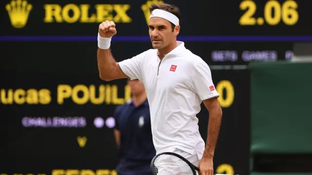 Roger Federer con el puño en alto en Wimbledon