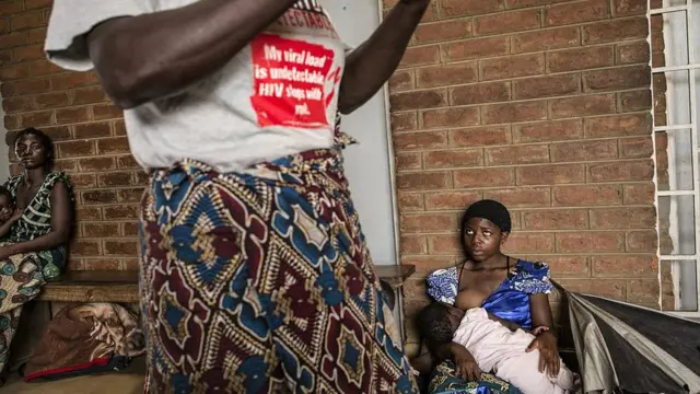 Ya que la costumbre dicta que las "hienas" no deben usar preservativo, el riesgo de contagio de VIH en las comunidades en las que persiste la tradición es evidente.