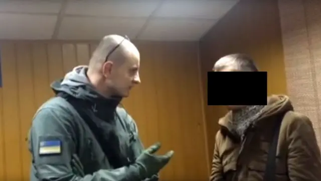 Відео однієї з "виховних розмов" - активісти затримали чоловіка, якого назвали "сепаратистом" і передали його СБУ. За кілька годин його відпустили, адже правоохоронці не знайшли у його діях ознак злочину