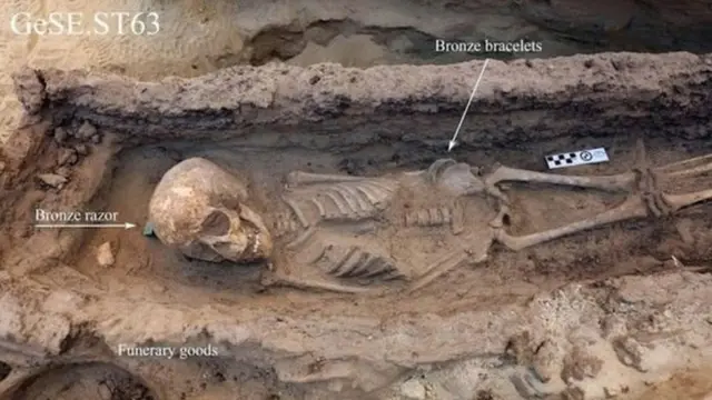 एक कब्र में छह से नौ साल के बच्चे की ममी मिली जिसके आस-पास ताबूत की लकड़ी के कुछ अवशेष भी मौजूद थे.