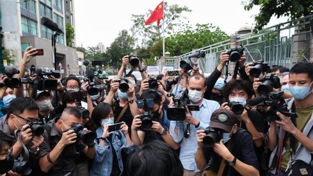 大批媒體記者在新界粉嶺裁判法院外拍攝出席提訊的蔡玉玲（10/11/2020）