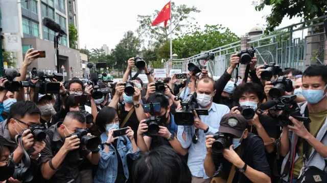 大批媒体记者在新界粉岭裁判法院外拍摄出席提讯的蔡玉玲（10/11/2020）