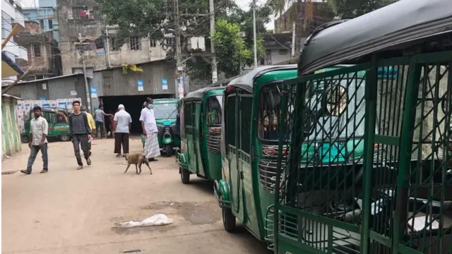 সংকটে পড়েছেন ঢাকার কয়েক হাজার সিএনজি চালক, যাদের একদিকে দিনের পর দিন যেমন বসে থাকতে হয়েছে, তেমনি ছোঁয়াচে এই রোগের কারণে যাত্রী পরিবহনও অনেক কমে গেছে।