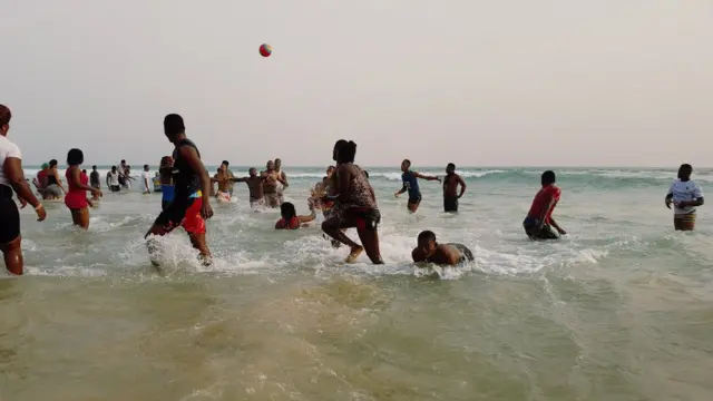 People dey swim for beach