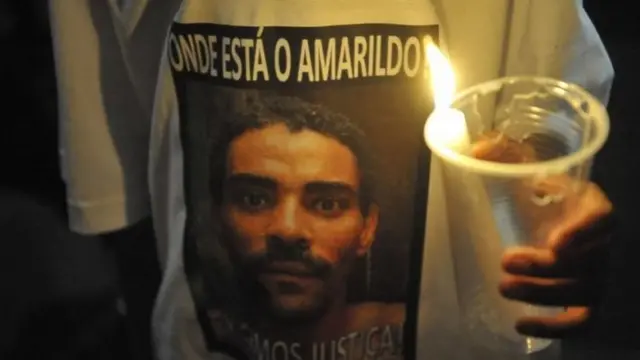 Homem veste camiseta escrito "Onde está o Amarildo?"