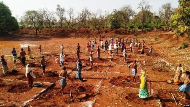 रोजगार हमी योजनेअंतर्गत काम करणारे मजूर