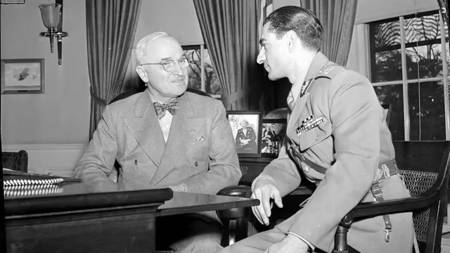 محمدرضا شاه در سال ۱۳۲۸ برای نخستین بار به آمریکا سفر کرد. در این عکس او در کنار هری ترومن، رئیس‌جمهوری آمریکا در اتاق بیضی معروف کاخ سفید دیده می‌شود