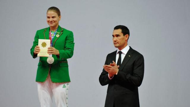 Сердар Бердымухамедов награждает первую олимпийскую чемпионку из Туркменистана Полину Гурьеву