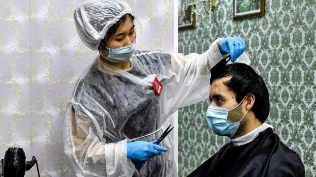 Московские парикмахерские открылись - несмотря на то, что Россия по-прежнему среди стран с наибольшим количеством зараженных коронавирусом