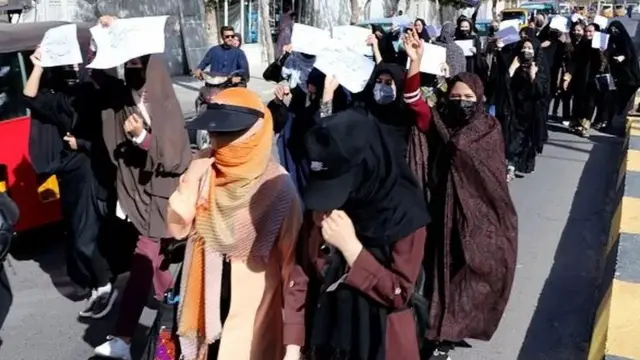 تظاهرات دانشجویان زن از دانشگاه هرات به سمت دفتر والی، دوم اکتبر ۲۰۲۲