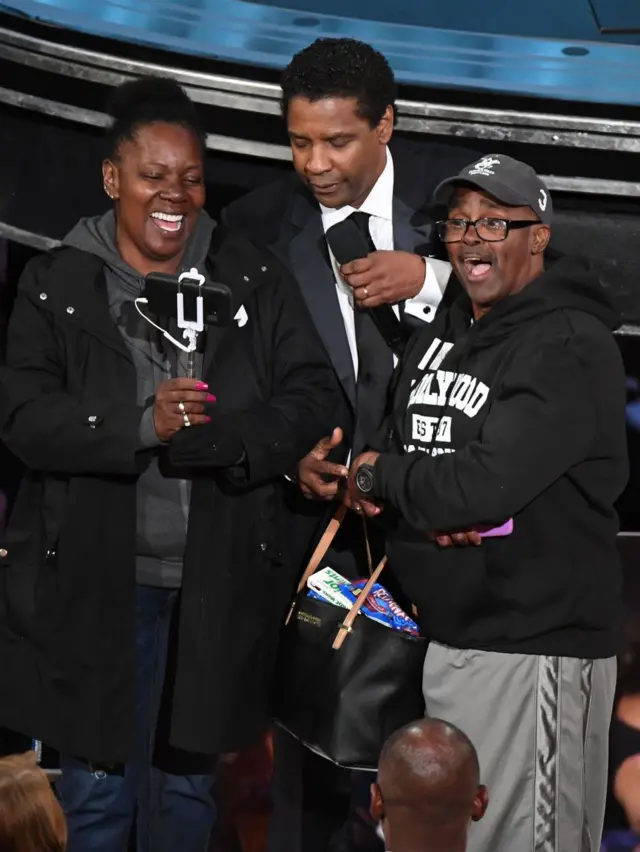 Джимми Киммел привез на церемонию настоящий туристический автобус с людьми, которые просто хотели увидеть Лос-Анджелес. Двое из них признались, что в декабре собираются пожениться, и Киммел заставил Дензела Вашингтона их "обвенчать"