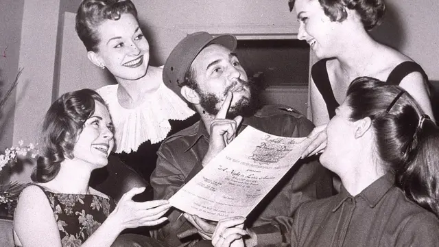 Фиделю Кастро передают приглашение на бал нью-йоркской Ассоциации фотожурналистов (23 апреля 1959 г.)