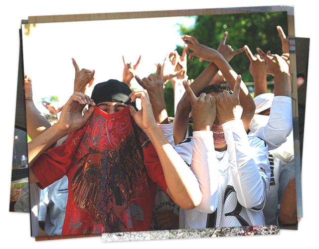 Un grupo de jóvenes salvadoreños hacen gestos con las manos alusivos a la Mara Salvatrucha.