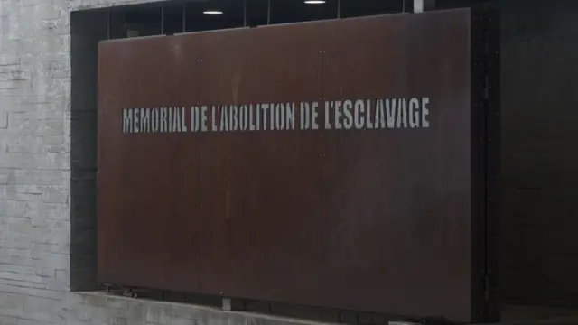 Plaque de commémoration de l'abolition de l'esclavage à Nantes.