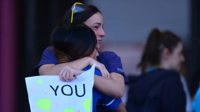많은 국가에서 의료진들의 그들의 노력에 대해 박수를 받고 있다