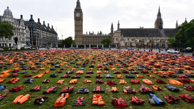 সমুদ্রে মৃত শরণার্থীদের স্মরণে।