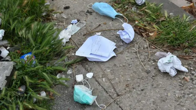 Sokağa atılmış maskeler.