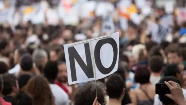 सरकारी नीतियों के कारण बजट और नौकरियों में कटौती को बढ़ावा मिला. इसके प्रतिरोध में पेरू की जनता सड़कों पर उतर गई.