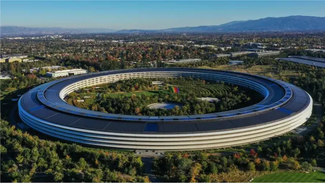 일부 애플 직원들은 회사의 단계별 사무실 복귀에 공개적으로 반대하며 팬데믹 시기에 진행된 유연한 근무 시스템을 유지해야 한다고 주장한다