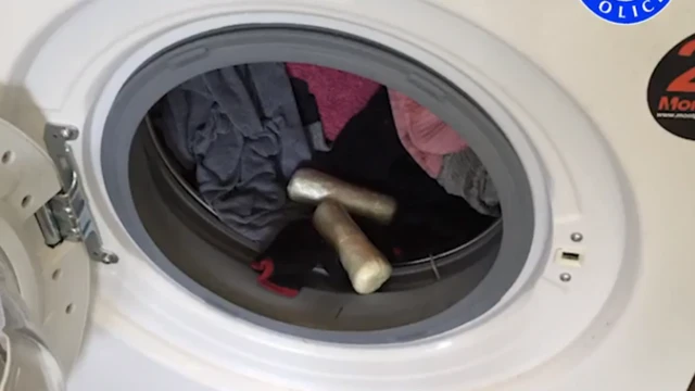 Mashiinta dharka lagu dhaqo oo daroogo lagu qariyey