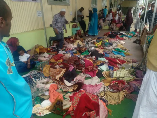 በግርግሩ የተበተነ ልብስ