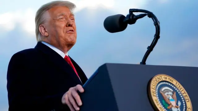 Tổng thống Donald Trump phát biểu tại căn cứ không quân Andrews sau khi rời Nhà Trắng