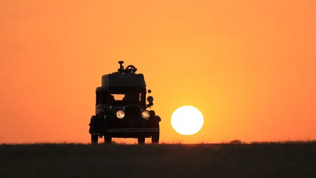 O carro no pôr do sol